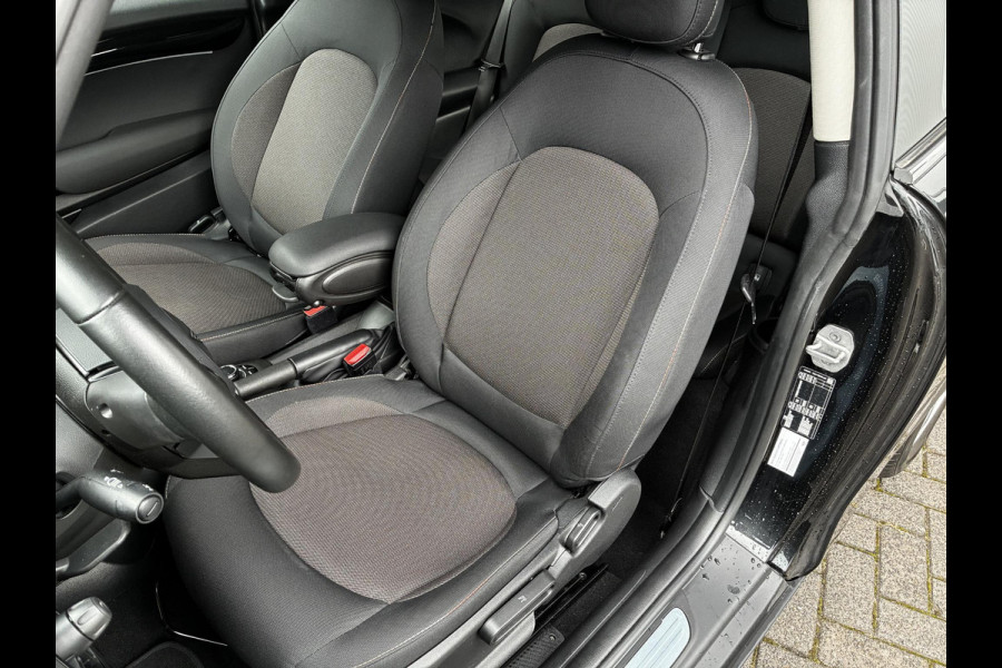 MINI Hatchback Cooper Essential Automaat 3 deurs / Navigatiesysteem / Climate Control / Parkeersensoren achter / Bluetooth / Driving Assistant / LED / Lichtpakket / DAB / Sfeerverlichting