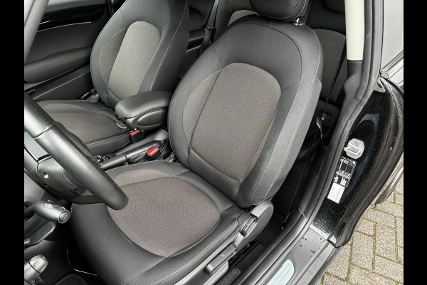 MINI Hatchback Cooper Essential Automaat 3 deurs / Navigatiesysteem / Climate Control / Parkeersensoren achter / Bluetooth / Driving Assistant / LED / Lichtpakket / DAB / Sfeerverlichting