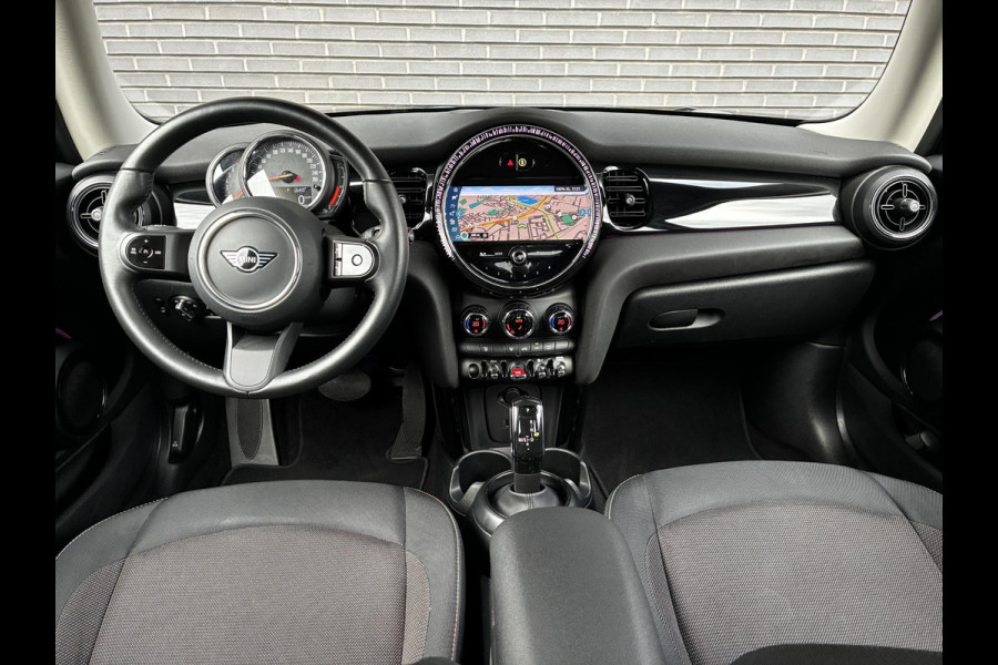 MINI Hatchback Cooper Essential Automaat 3 deurs / Navigatiesysteem / Climate Control / Parkeersensoren achter / Bluetooth / Driving Assistant / LED / Lichtpakket / DAB / Sfeerverlichting