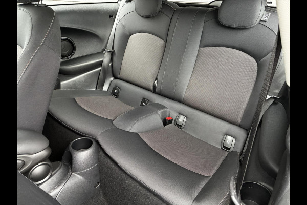 MINI Hatchback Cooper Essential Automaat 3 deurs / Navigatiesysteem / Climate Control / Parkeersensoren achter / Bluetooth / Driving Assistant / LED / Lichtpakket / DAB / Sfeerverlichting