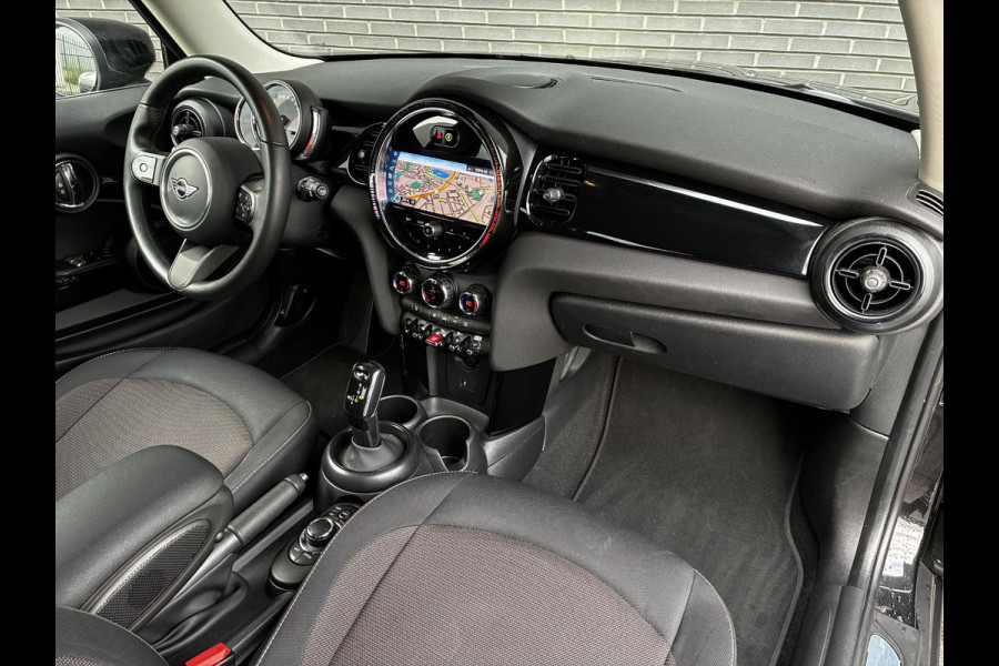 MINI Hatchback Cooper Essential Automaat 3 deurs / Navigatiesysteem / Climate Control / Parkeersensoren achter / Bluetooth / Driving Assistant / LED / Lichtpakket / DAB / Sfeerverlichting