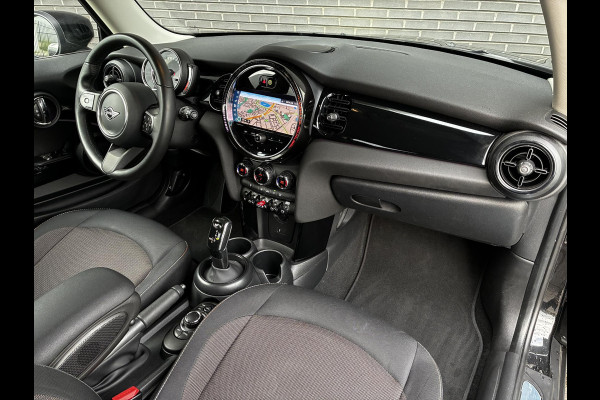 MINI Hatchback Cooper Essential Automaat 3 deurs / Navigatiesysteem / Climate Control / Parkeersensoren achter / Bluetooth / Driving Assistant / LED / Lichtpakket / DAB / Sfeerverlichting
