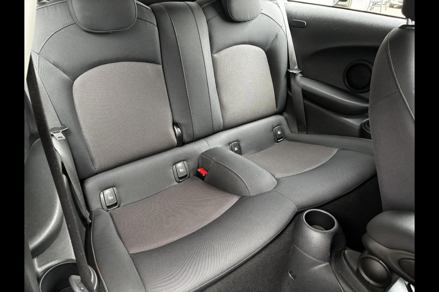 MINI Hatchback Cooper Essential Automaat 3 deurs / Navigatiesysteem / Climate Control / Parkeersensoren achter / Bluetooth / Driving Assistant / LED / Lichtpakket / DAB / Sfeerverlichting