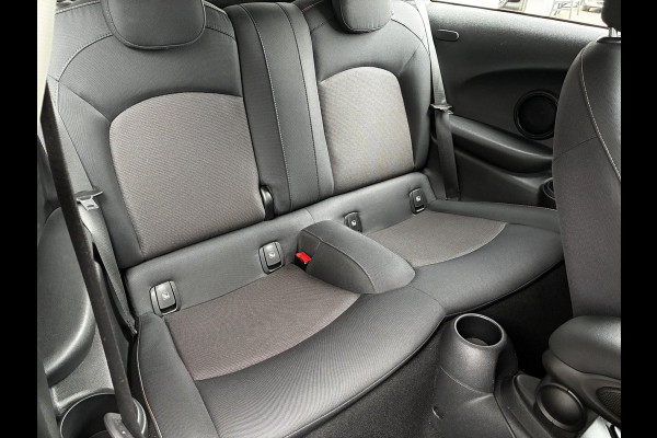 MINI Hatchback Cooper Essential Automaat 3 deurs / Navigatiesysteem / Climate Control / Parkeersensoren achter / Bluetooth / Driving Assistant / LED / Lichtpakket / DAB / Sfeerverlichting