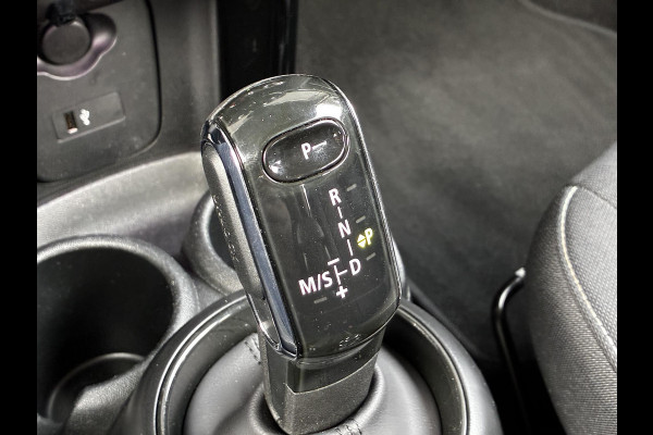 MINI Hatchback Cooper Essential Automaat 3 deurs / Navigatiesysteem / Climate Control / Parkeersensoren achter / Bluetooth / Driving Assistant / LED / Lichtpakket / DAB / Sfeerverlichting
