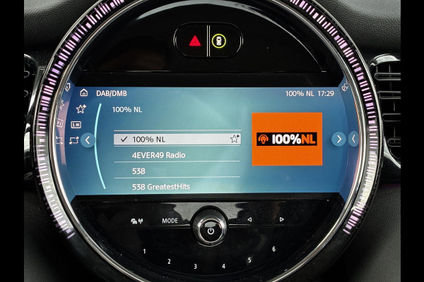 MINI Hatchback Cooper Essential Automaat 3 deurs / Navigatiesysteem / Climate Control / Parkeersensoren achter / Bluetooth / Driving Assistant / LED / Lichtpakket / DAB / Sfeerverlichting