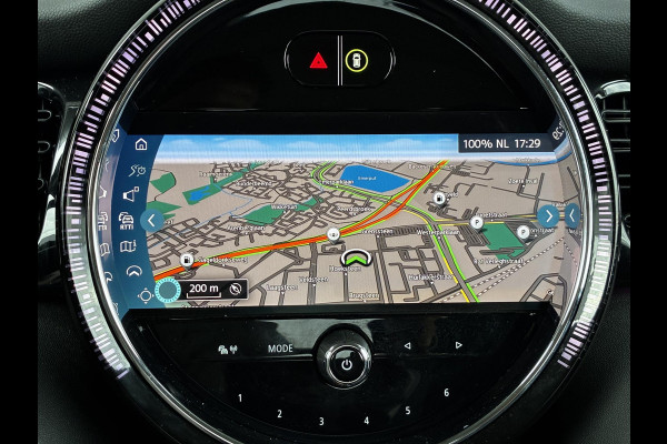 MINI Hatchback Cooper Essential Automaat 3 deurs / Navigatiesysteem / Climate Control / Parkeersensoren achter / Bluetooth / Driving Assistant / LED / Lichtpakket / DAB / Sfeerverlichting