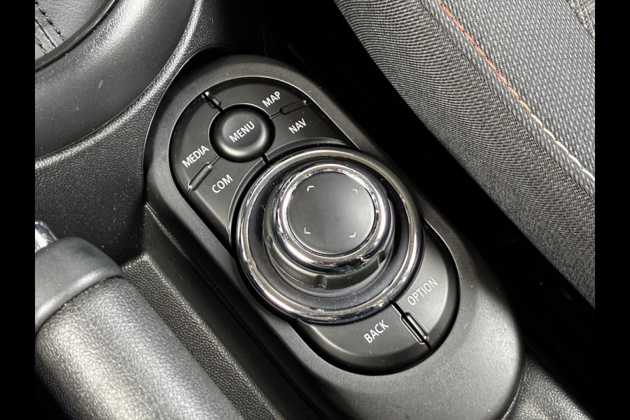 MINI Hatchback Cooper Essential Automaat 3 deurs / Navigatiesysteem / Climate Control / Parkeersensoren achter / Bluetooth / Driving Assistant / LED / Lichtpakket / DAB / Sfeerverlichting