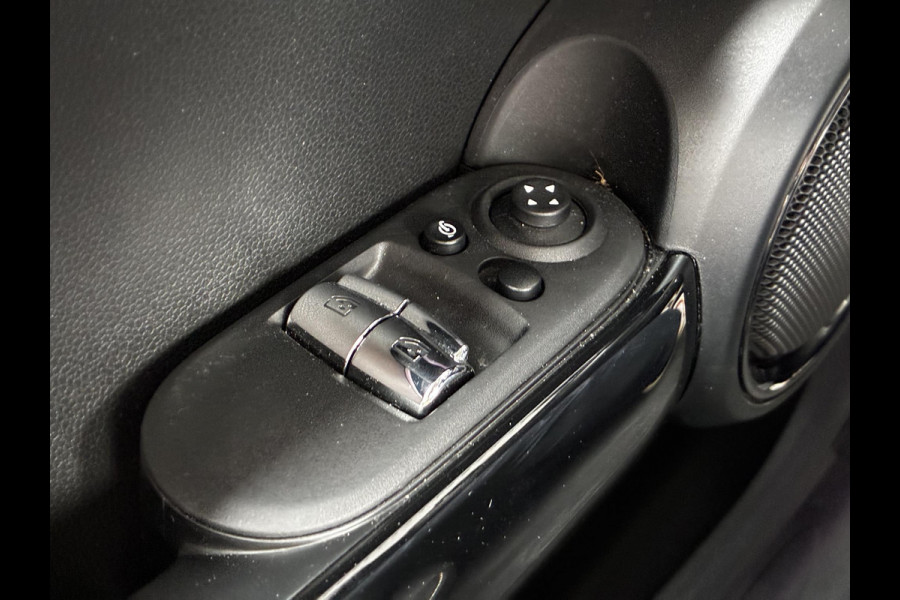 MINI Hatchback Cooper Essential Automaat 3 deurs / Navigatiesysteem / Climate Control / Parkeersensoren achter / Bluetooth / Driving Assistant / LED / Lichtpakket / DAB / Sfeerverlichting