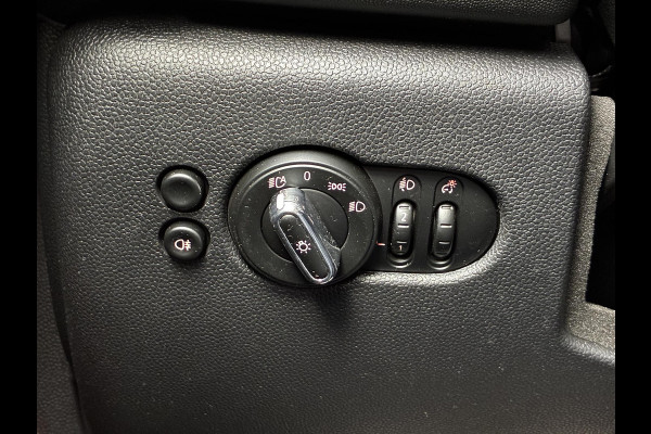 MINI Hatchback Cooper Essential Automaat 3 deurs / Navigatiesysteem / Climate Control / Parkeersensoren achter / Bluetooth / Driving Assistant / LED / Lichtpakket / DAB / Sfeerverlichting