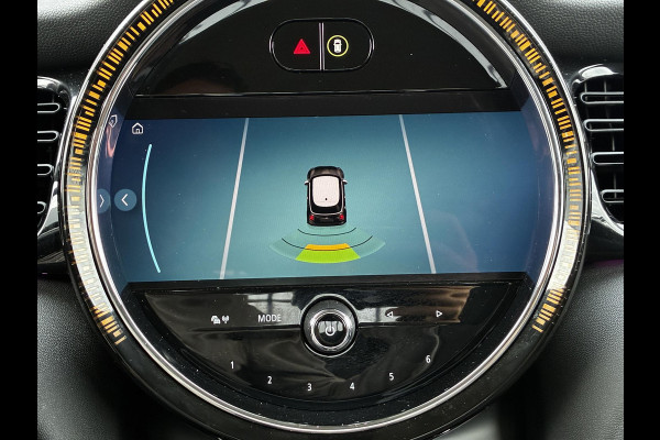 MINI Hatchback Cooper Essential Automaat 3 deurs / Navigatiesysteem / Climate Control / Parkeersensoren achter / Bluetooth / Driving Assistant / LED / Lichtpakket / DAB / Sfeerverlichting