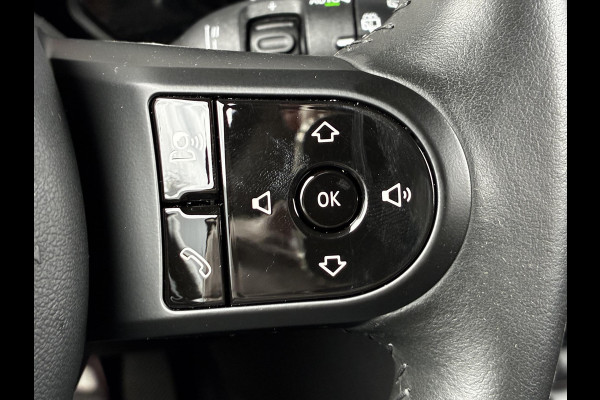MINI Hatchback Cooper Essential Automaat 3 deurs / Navigatiesysteem / Climate Control / Parkeersensoren achter / Bluetooth / Driving Assistant / LED / Lichtpakket / DAB / Sfeerverlichting