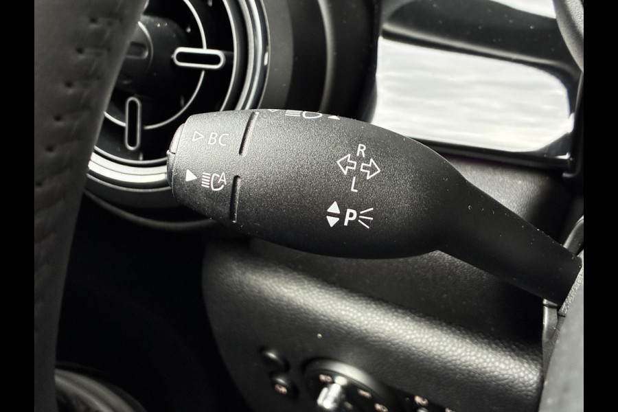 MINI Hatchback Cooper Essential Automaat 3 deurs / Navigatiesysteem / Climate Control / Parkeersensoren achter / Bluetooth / Driving Assistant / LED / Lichtpakket / DAB / Sfeerverlichting