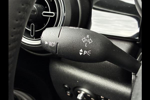 MINI Hatchback Cooper Essential Automaat 3 deurs / Navigatiesysteem / Climate Control / Parkeersensoren achter / Bluetooth / Driving Assistant / LED / Lichtpakket / DAB / Sfeerverlichting
