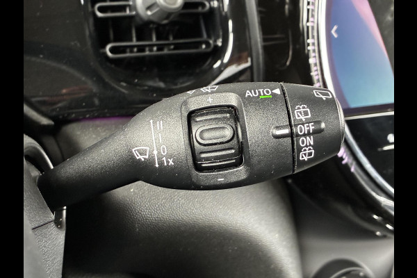 MINI Hatchback Cooper Essential Automaat 3 deurs / Navigatiesysteem / Climate Control / Parkeersensoren achter / Bluetooth / Driving Assistant / LED / Lichtpakket / DAB / Sfeerverlichting