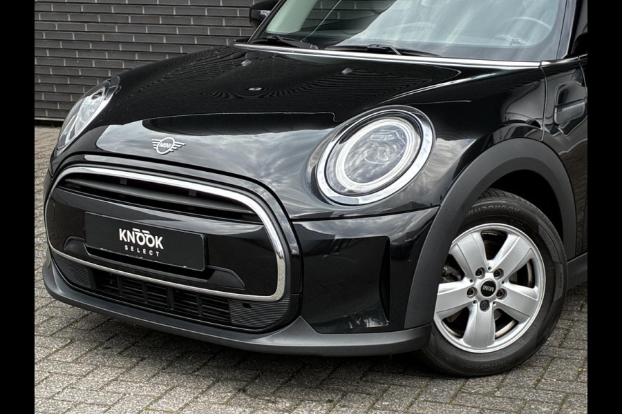 MINI Hatchback Cooper Essential Automaat 3 deurs / Navigatiesysteem / Driving Assistant / Climate Control / Parkeersensoren achter / Bluetooth / Sfeerverlichting  / LED / Lichtpakket / DAB
