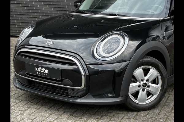 MINI Hatchback Cooper Essential Automaat 3 deurs / Navigatiesysteem / Driving Assistant / Climate Control / Parkeersensoren achter / Bluetooth / Sfeerverlichting  / LED / Lichtpakket / DAB