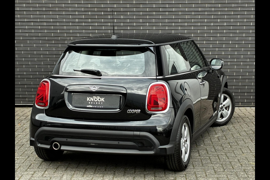 MINI Hatchback Cooper Essential Automaat 3 deurs / Navigatiesysteem / Driving Assistant / Climate Control / Parkeersensoren achter / Bluetooth / Sfeerverlichting  / LED / Lichtpakket / DAB