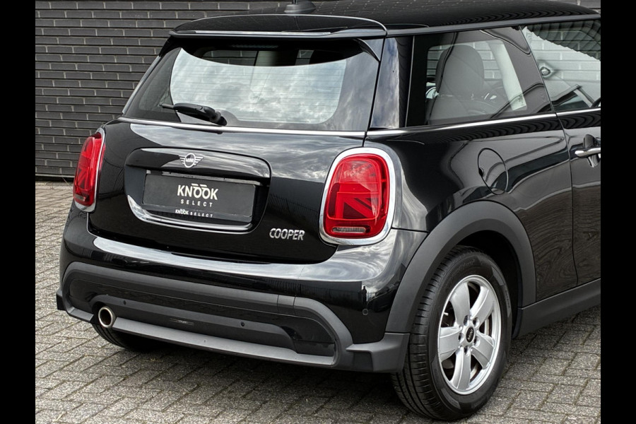 MINI Hatchback Cooper Essential Automaat 3 deurs / Navigatiesysteem / Driving Assistant / Climate Control / Parkeersensoren achter / Bluetooth / Sfeerverlichting  / LED / Lichtpakket / DAB