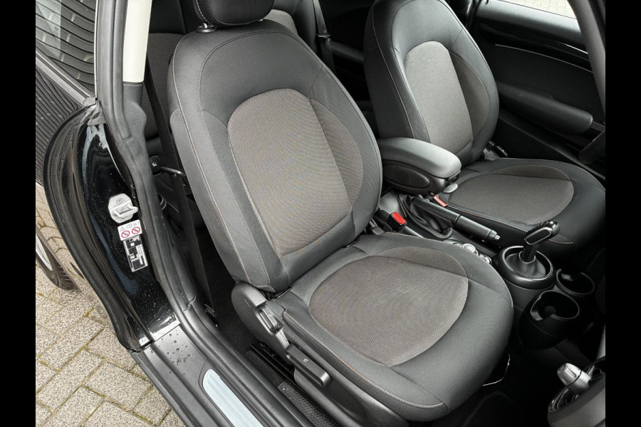 MINI Hatchback Cooper Essential Automaat 3 deurs / Navigatiesysteem / Driving Assistant / Climate Control / Parkeersensoren achter / Bluetooth / Sfeerverlichting  / LED / Lichtpakket / DAB