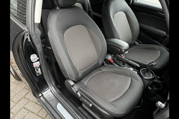 MINI Hatchback Cooper Essential Automaat 3 deurs / Navigatiesysteem / Driving Assistant / Climate Control / Parkeersensoren achter / Bluetooth / Sfeerverlichting  / LED / Lichtpakket / DAB