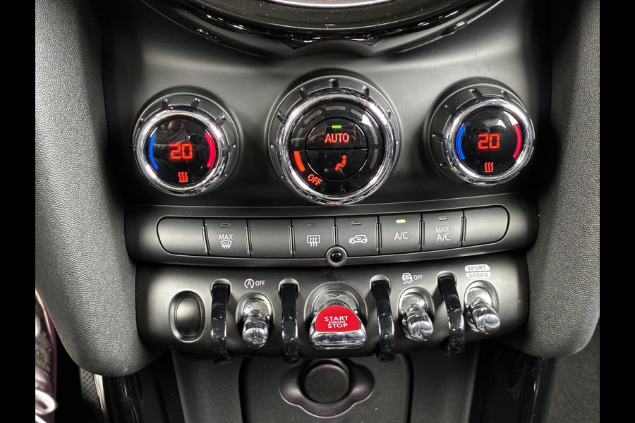 MINI Hatchback Cooper Essential Automaat 3 deurs / Navigatiesysteem / Driving Assistant / Climate Control / Parkeersensoren achter / Bluetooth / Sfeerverlichting  / LED / Lichtpakket / DAB