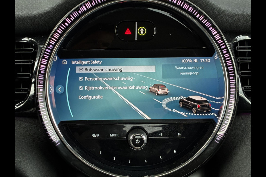 MINI Hatchback Cooper Essential Automaat 3 deurs / Navigatiesysteem / Driving Assistant / Climate Control / Parkeersensoren achter / Bluetooth / Sfeerverlichting  / LED / Lichtpakket / DAB