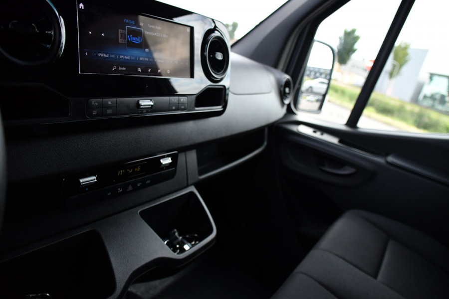 Mercedes-Benz Sprinter 317 1.9 CDI L2H2 RWD PB Edition Camera, Cruise, Carplay, 3500kg Trekhaak, LED, 170pk, 10,5'' Mbux, Geveerde stoel, Multimedia, Uniek!