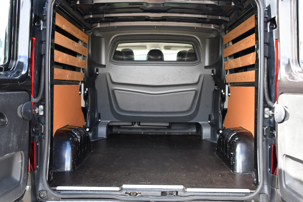 Renault Trafic 2.0 dCi 145 T29 L2H1 DC Black Edition Camera, Cruise, Clima, 145pk, Automaat, 2 x Schuifdeur, Trekhaak, Sensoren,