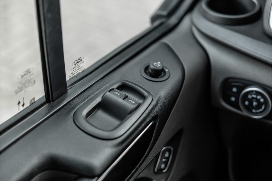 Ford Transit Custom 320 2.0 TDCI 170 PK L2H1 Limited DC | CarPlay | Camera | Navigatie | Lederen bekleding | Elek stoelen | Stoelverwarming | Blind spot | DAB | Nieuwe APK