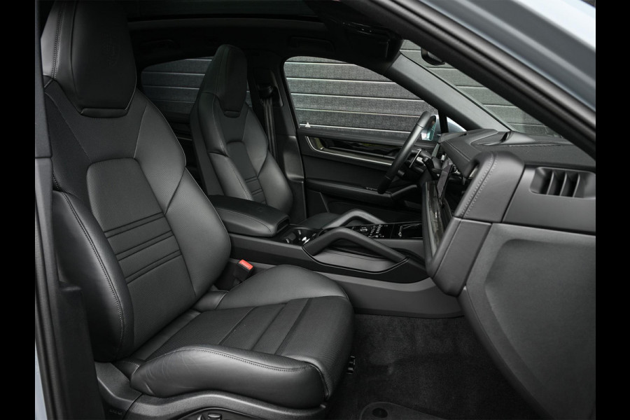 Porsche Cayenne Coupé 3.0 E-Hybrid Sport Design | NL-Auto | Sportuitlaat | Panoramadak | 18 Wegs Memory Seats | 4-Wiel Besturing | 360 Camera | Adaptive Cruise | Stoelverwarming + Ventilatie | Bose | Luchtvering | Sport Chrono | Interieurpakket Carbon | Soft Close |