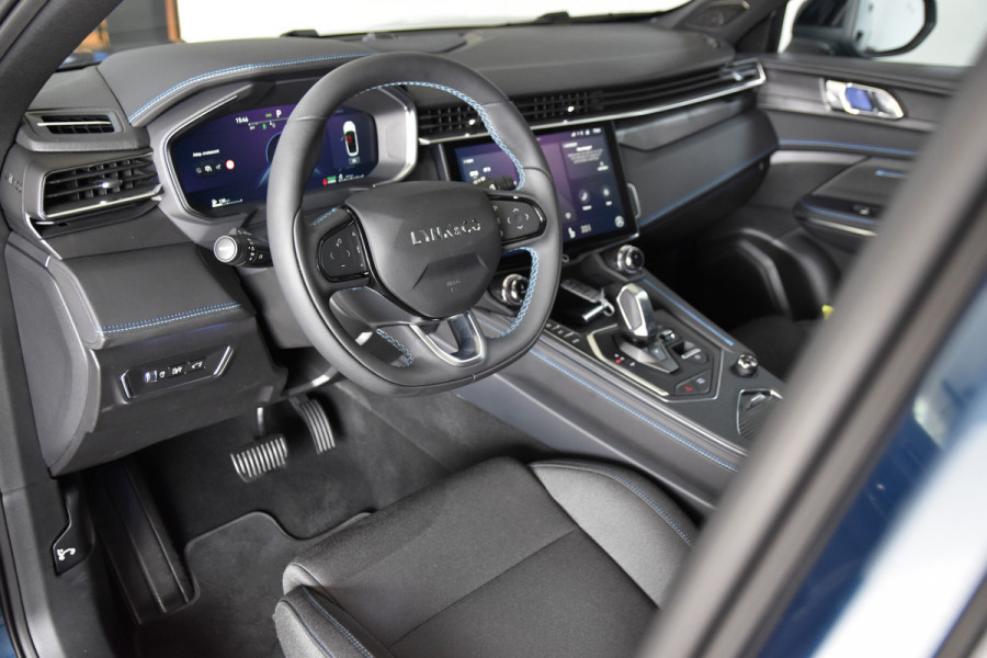 Lynk & Co 01 1.5 PHEV 261PK MY23 | Afn. Trekhaak | Donkere hemel | 360 Camera | 7.4 kWh boordlader | S/K-panodak | Adapt. Cruise | Memory | Elek. klep | LM 20" | 1189