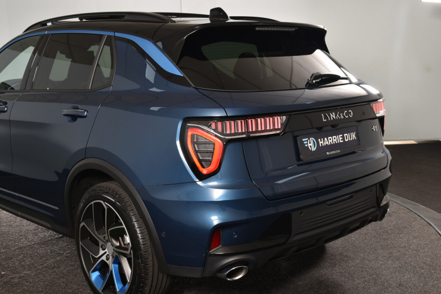 Lynk & Co 01 1.5 PHEV 261PK MY23 | Afn. Trekhaak | Donkere hemel | 360 Camera | 7.4 kWh boordlader | S/K-panodak | Adapt. Cruise | Memory | Elek. klep | LM 20" | 1189