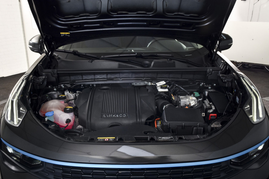 Lynk & Co 01 1.5 PHEV 261PK MY23 | Afn. Trekhaak | Donkere hemel | 360 Camera | 7.4 kWh boordlader | S/K-panodak | Adapt. Cruise | Memory | Elek. klep | LM 20" | 1189