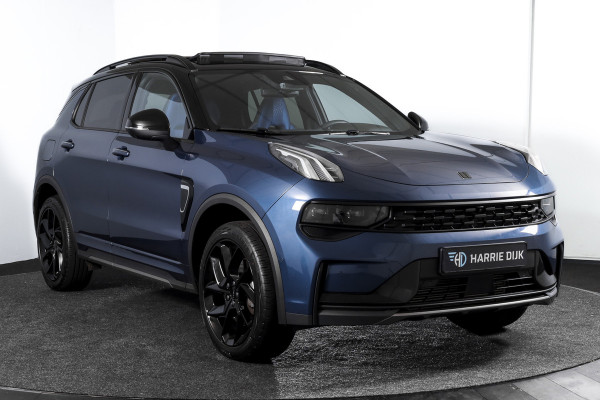 Lynk & Co 01 1.5 PHEV 261PK MY23 | Blackpakket | Donkere hemel | 360 Camera | 7.4 kWh boordlader | S/K-panodak | Adapt. Cruise | Memory | Elek. klep | LM 20" | 5475