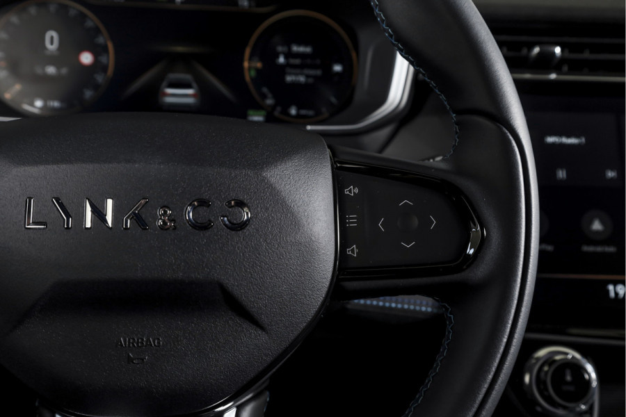 Lynk & Co 01 1.5 PHEV 261PK MY23 | Donkere hemel | 360 Camera | 7.4 kWh Boordlader | S/K-panodak | Adapt. Cruise | Memory | Elek. klep | LM 20" | 4164