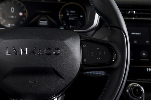 Lynk & Co 01 1.5 PHEV 261PK MY23 | Donkere hemel | 360 Camera | 7.4 kWh Boordlader | S/K-panodak | Adapt. Cruise | Memory | Elek. klep | LM 20" | 4164