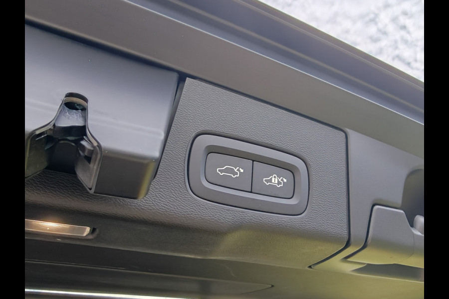 Volvo XC60 T6 AWD 350PK Plug-in hybrid Plus Black Edition | BLIS | H&K | 360 Camera | Pano | Luchtvering | Keyless |