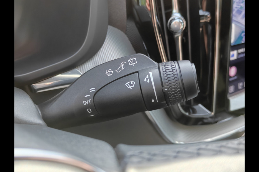 Volvo XC60 T6 AWD 350PK Plug-in hybrid Plus Black Edition | BLIS | H&K | 360 Camera | Pano | Luchtvering | Keyless |