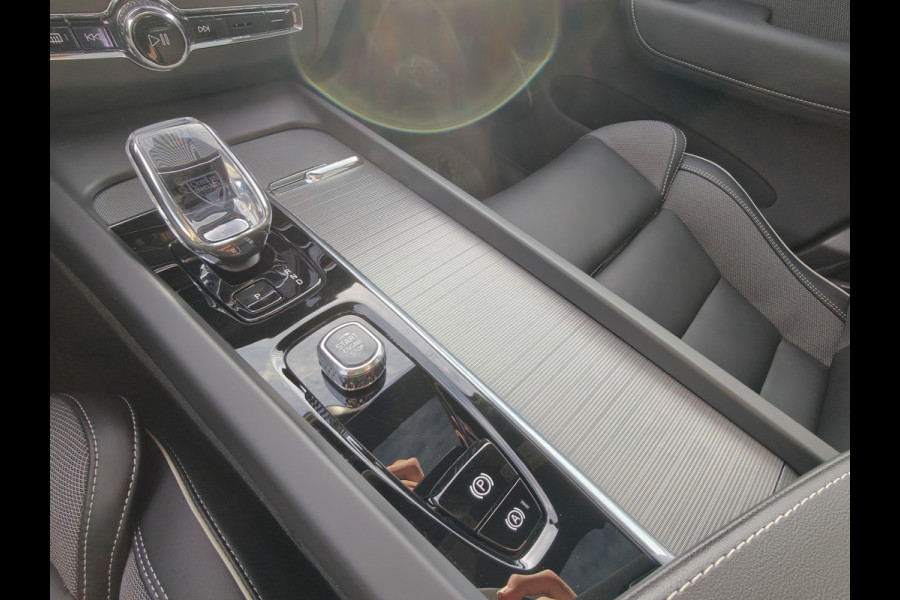Volvo XC60 T6 AWD 350PK Plug-in hybrid Plus Black Edition | BLIS | H&K | 360 Camera | Pano | Luchtvering | Keyless |