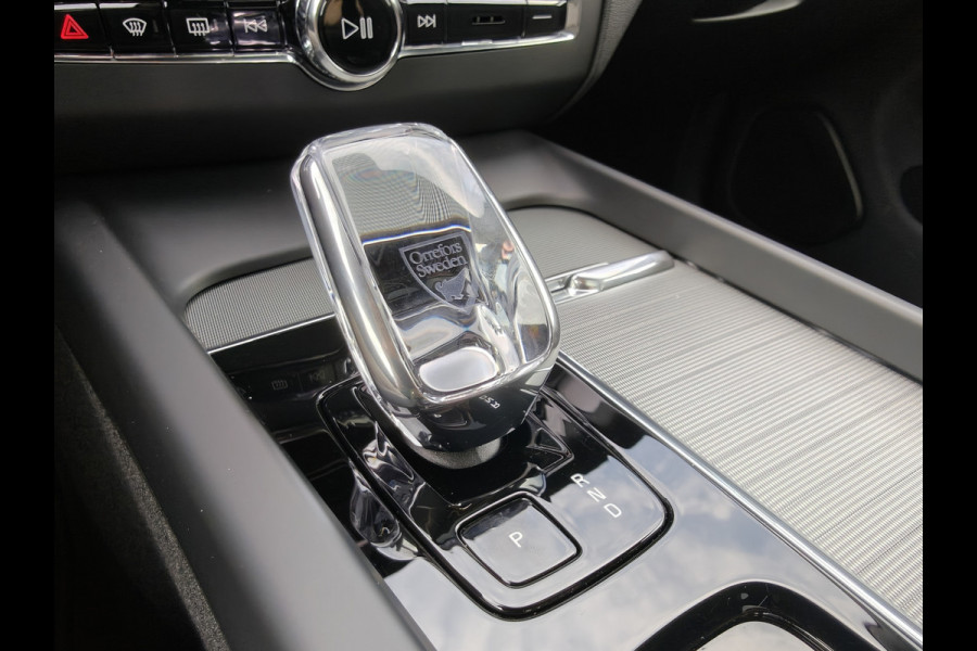 Volvo XC60 T6 AWD 350PK Plug-in hybrid Plus Black Edition | BLIS | H&K | 360 Camera | Pano | Luchtvering | Keyless |