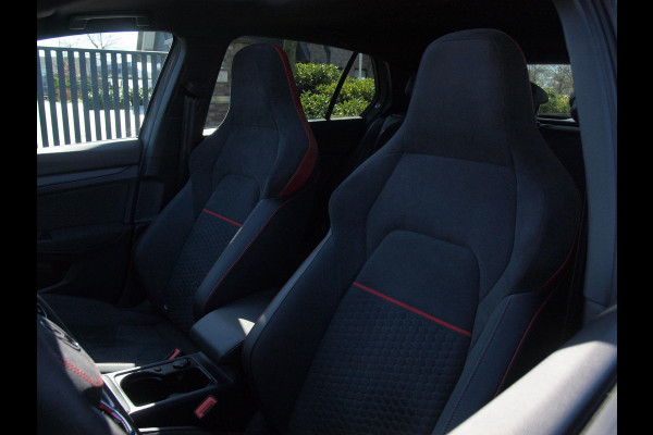 Volkswagen Golf 2.0 TSI GTI Clubsport | 300PK | Panoramadak | Camera | Sfeerverlichting | Milltek uitlaat | Maxton Bodykit |