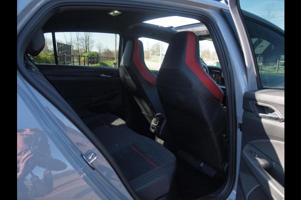 Volkswagen Golf 2.0 TSI GTI Clubsport | 300PK | Panoramadak | Camera | Sfeerverlichting | Milltek uitlaat | Maxton Bodykit |