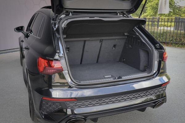 Audi RS3 Sportback 2.5 TFSI RS 3 quattro | MASSAGE | RS STOELEN | PANORAMADAK | CAMERA | CARBONSPOILER | SFEERVERLICHTING |