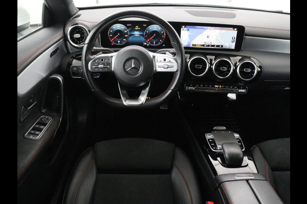 Mercedes-Benz CLA-Klasse 180 Business Solution AMG | Panoramadak | Leder/alcantara | Stoelverwarming | Cruise control | Navigatie | Carplay | Climate control | Camera | Park assist