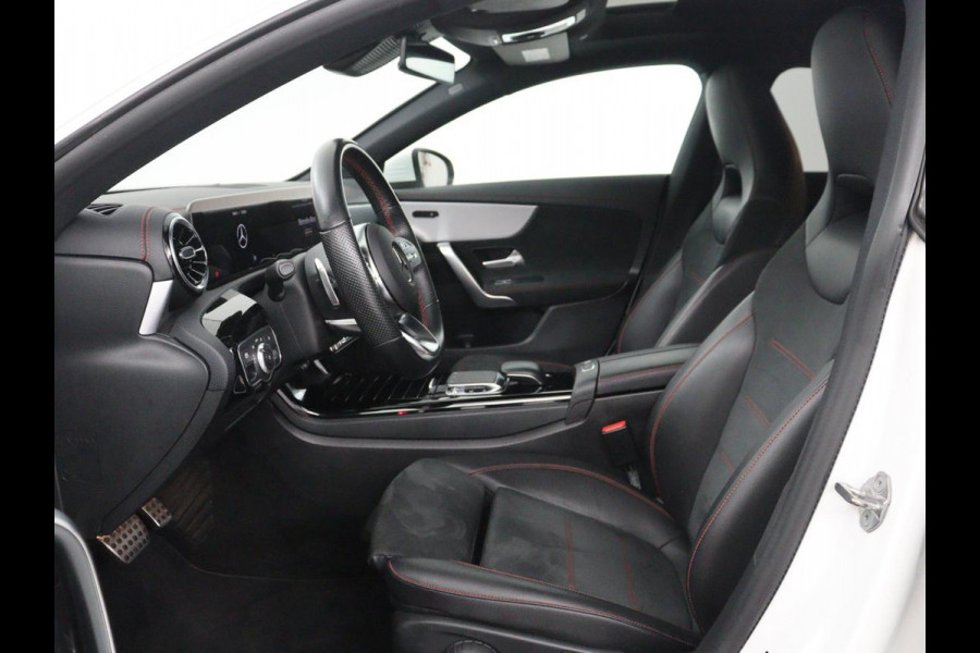 Mercedes-Benz CLA-Klasse 180 Business Solution AMG | Panoramadak | Leder/alcantara | Stoelverwarming | Cruise control | Navigatie | Carplay | Climate control | Camera | Park assist