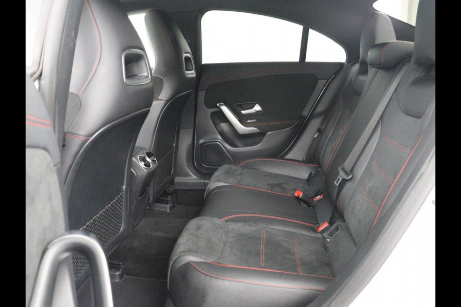 Mercedes-Benz CLA-Klasse 180 Business Solution AMG | Panoramadak | Leder/alcantara | Stoelverwarming | Cruise control | Navigatie | Carplay | Climate control | Camera | Park assist