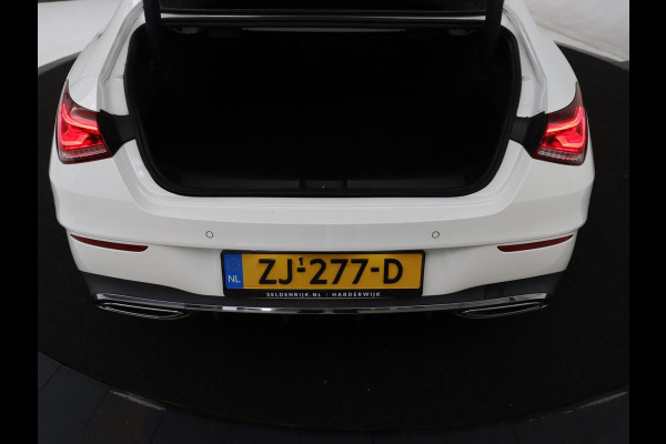 Mercedes-Benz CLA-Klasse 180 Business Solution AMG | Panoramadak | Leder/alcantara | Stoelverwarming | Cruise control | Navigatie | Carplay | Climate control | Camera | Park assist