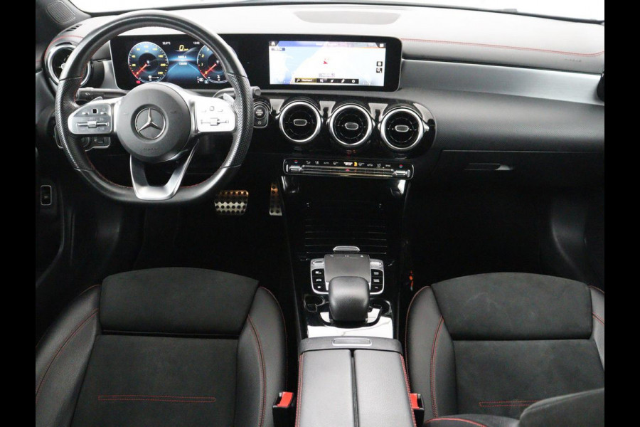 Mercedes-Benz CLA-Klasse 180 Business Solution AMG | Panoramadak | Leder/alcantara | Stoelverwarming | Cruise control | Navigatie | Carplay | Climate control | Camera | Park assist