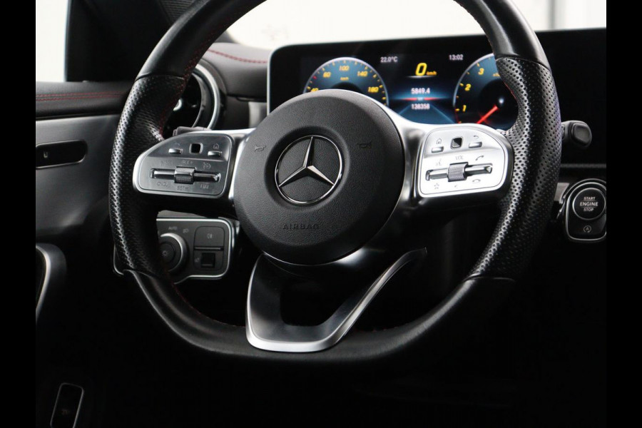 Mercedes-Benz CLA-Klasse 180 Business Solution AMG | Panoramadak | Leder/alcantara | Stoelverwarming | Cruise control | Navigatie | Carplay | Climate control | Camera | Park assist